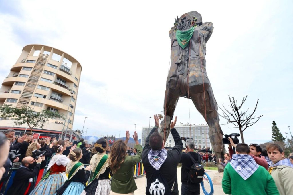 Imposición pañuelo al gigante Tombatossals